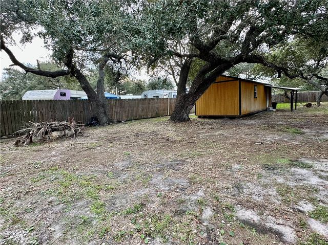 1927 San Antonio St, Rockport, TX 78382