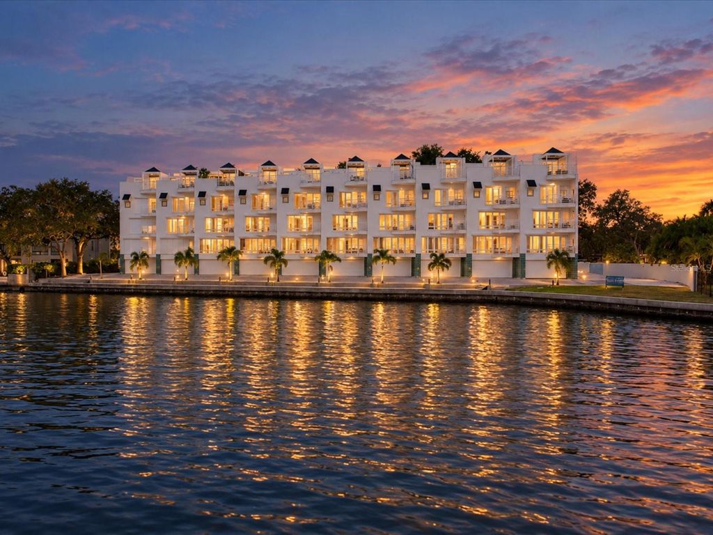 Image 2 of property listing at 4950 BAYSHORE BOULEVARD 28, Tampa, FL 33611