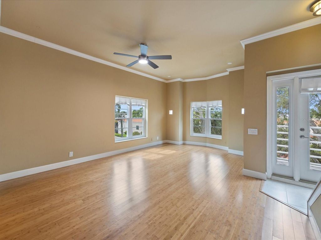 Image 14 of property listing at 4950 BAYSHORE BOULEVARD 28, Tampa, FL 33611