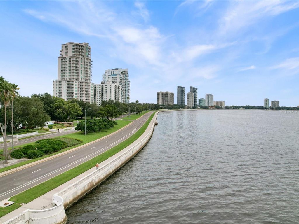 Image 3 of property listing at 4950 BAYSHORE BOULEVARD 28, Tampa, FL 33611