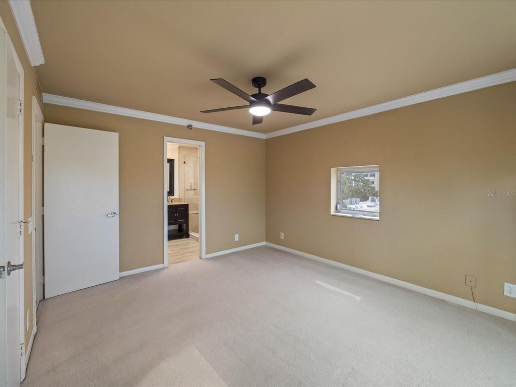 Image 24 of property listing at 4950 BAYSHORE BOULEVARD 28, Tampa, FL 33611