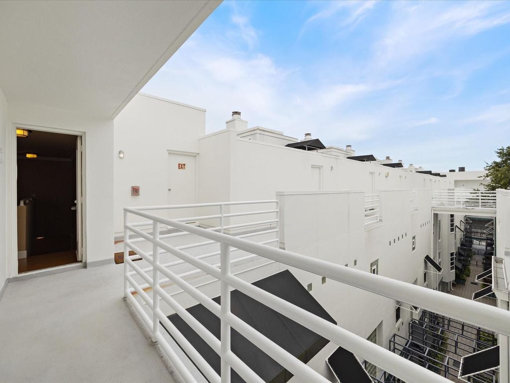 Image 29 of property listing at 4950 BAYSHORE BOULEVARD 28, Tampa, FL 33611