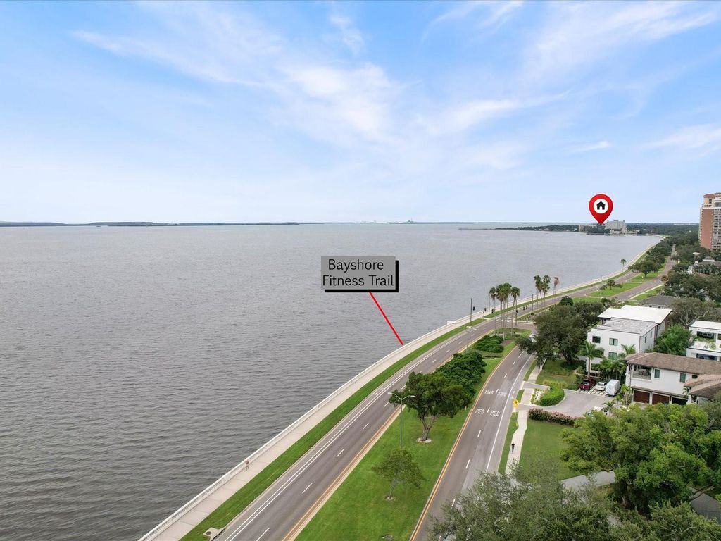 Image 4 of property listing at 4950 BAYSHORE BOULEVARD 28, Tampa, FL 33611