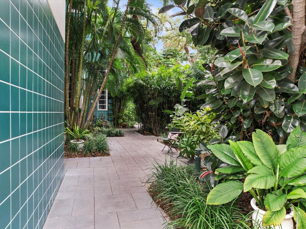 Image 32 of property listing at 4950 BAYSHORE BOULEVARD 28, Tampa, FL 33611