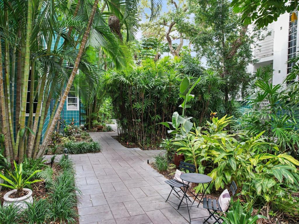 Image 33 of property listing at 4950 BAYSHORE BOULEVARD 28, Tampa, FL 33611