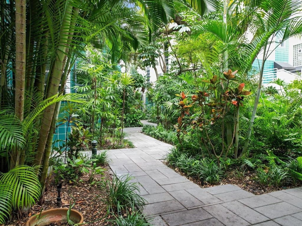 Image 34 of property listing at 4950 BAYSHORE BOULEVARD 28, Tampa, FL 33611