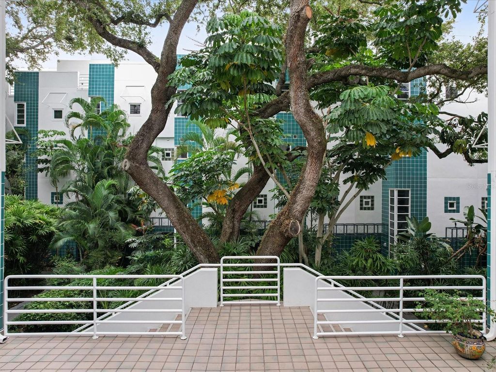 Image 35 of property listing at 4950 BAYSHORE BOULEVARD 28, Tampa, FL 33611