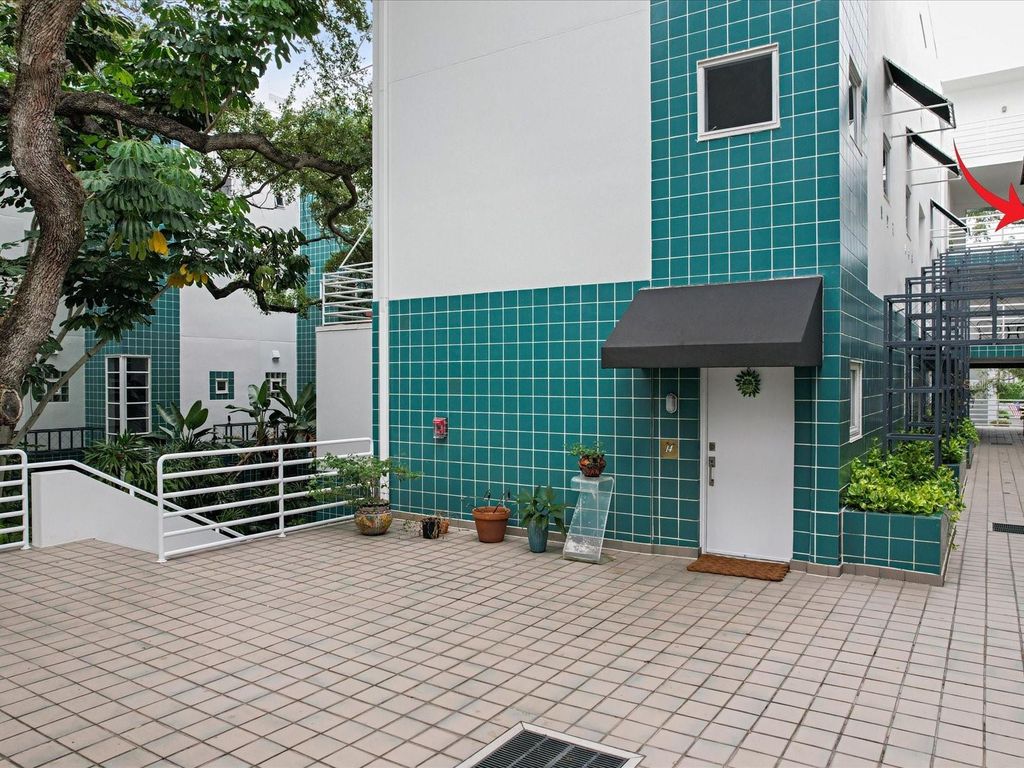 Image 36 of property listing at 4950 BAYSHORE BOULEVARD 28, Tampa, FL 33611