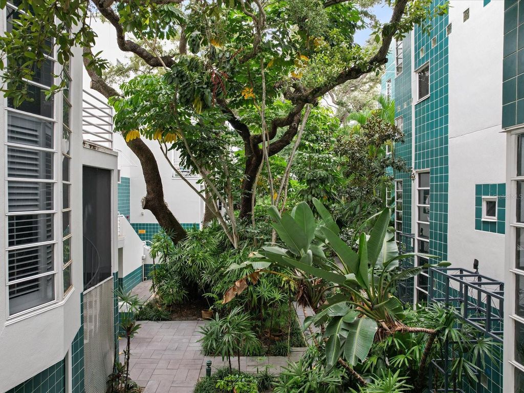 Image 37 of property listing at 4950 BAYSHORE BOULEVARD 28, Tampa, FL 33611