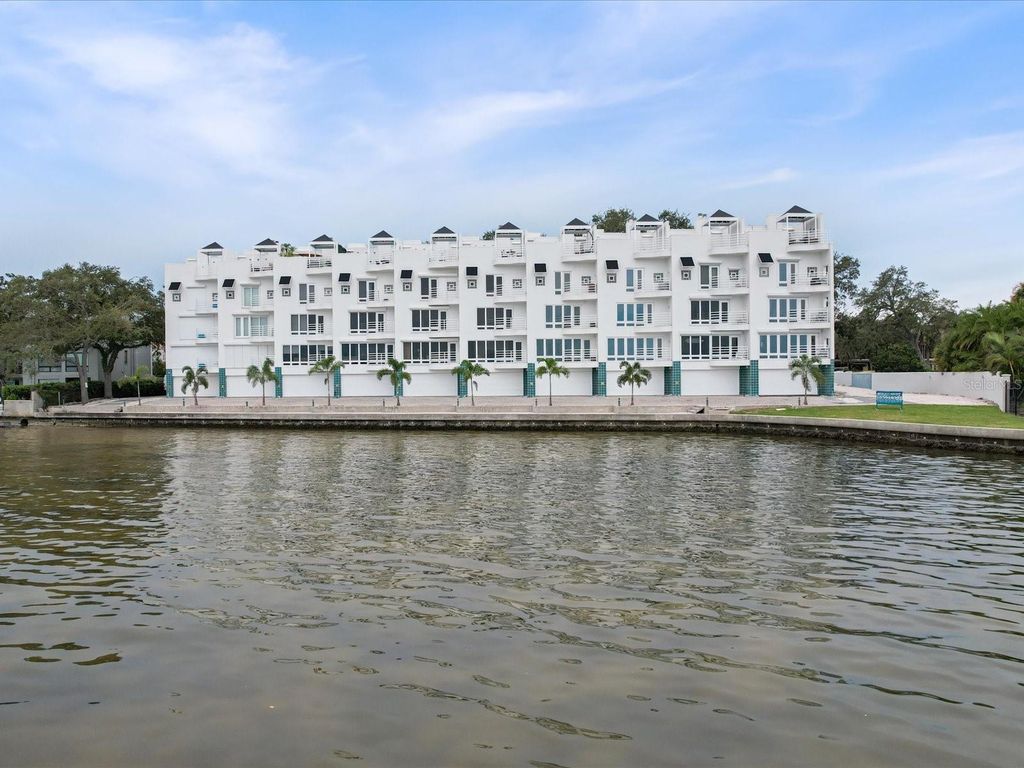 Image 38 of property listing at 4950 BAYSHORE BOULEVARD 28, Tampa, FL 33611