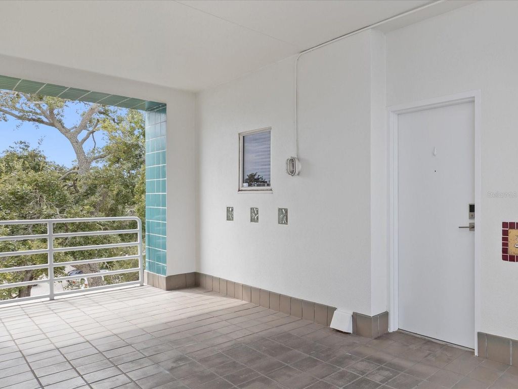Image 5 of property listing at 4950 BAYSHORE BOULEVARD 28, Tampa, FL 33611