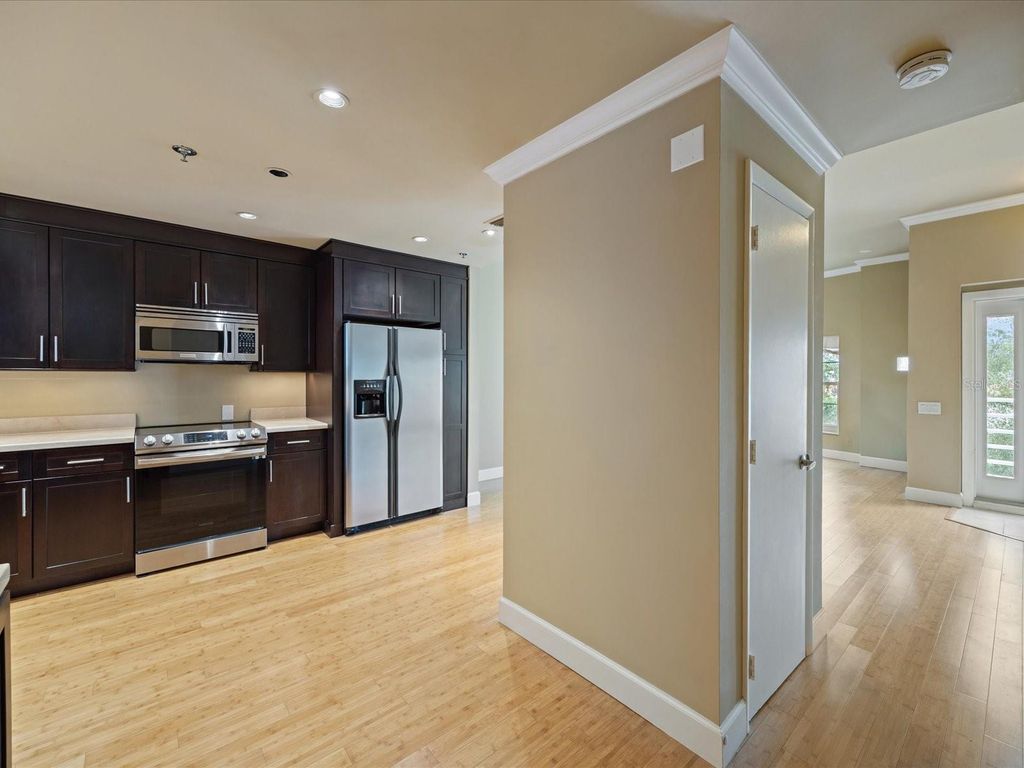 Image 7 of property listing at 4950 BAYSHORE BOULEVARD 28, Tampa, FL 33611