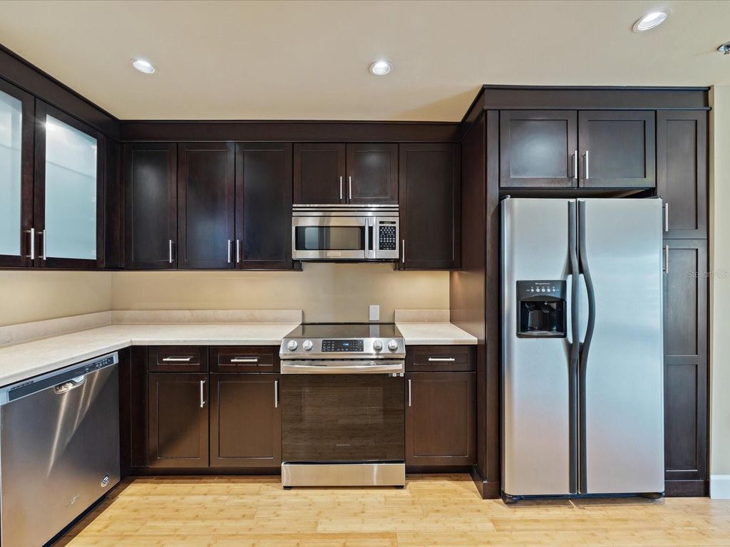 Image 8 of property listing at 4950 BAYSHORE BOULEVARD 28, Tampa, FL 33611