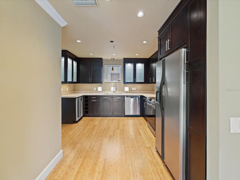 Image 9 of property listing at 4950 BAYSHORE BOULEVARD 28, Tampa, FL 33611