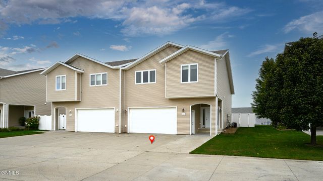 1720 Calgary Loop, Bismarck, ND 58503 property photo