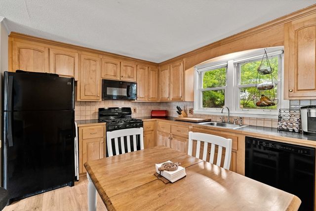 125 Hoyt Ave, Lowell, MA 01852