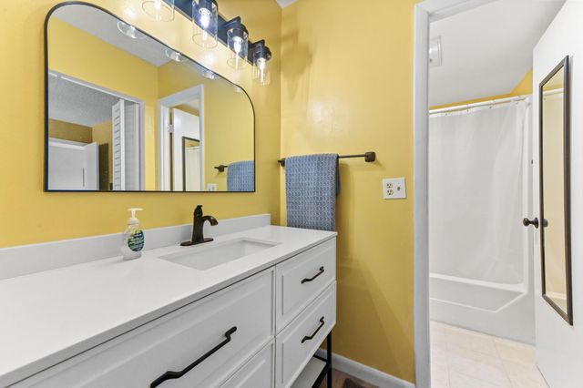 198 Lake Frances Drive 198, West Palm Beach, FL 33411