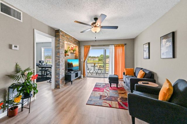 198 Lake Frances Drive 198, West Palm Beach, FL 33411