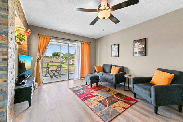 198 Lake Frances Drive 198, West Palm Beach, FL 33411