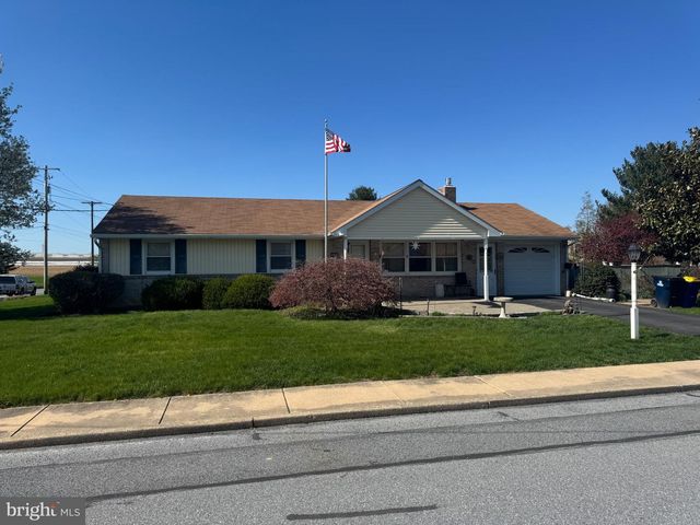345 W CEDAR STREET, New Holland, PA 17557