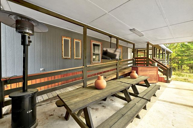 159 Farris LN, Smithville, TX 78957