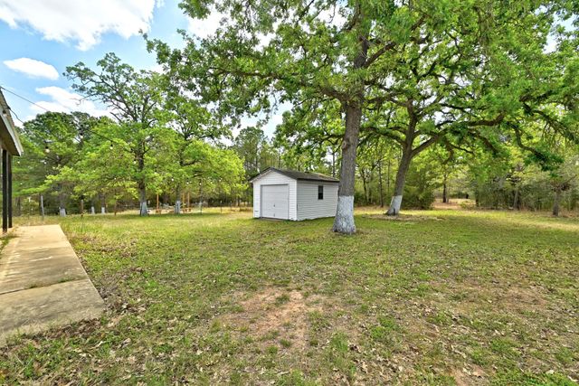 159 Farris LN, Smithville, TX 78957