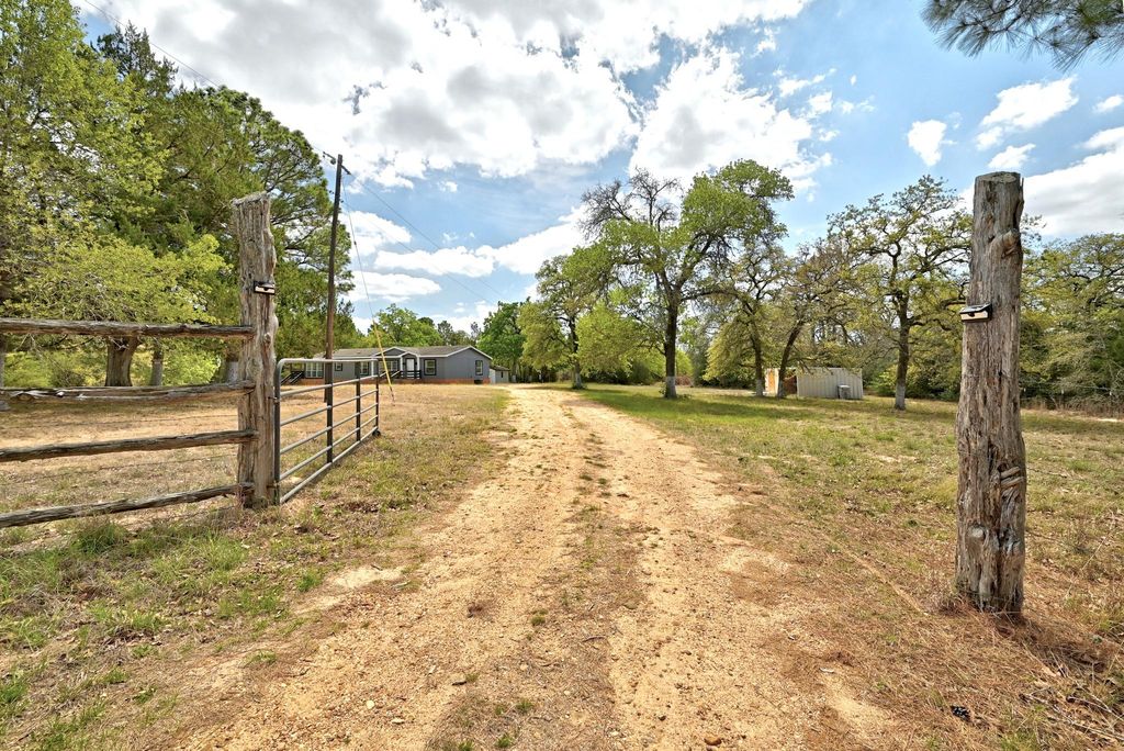 159 Farris LN, Smithville, TX 78957