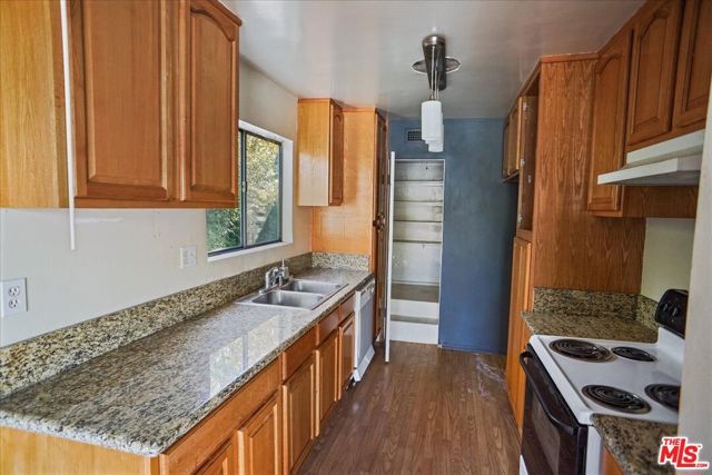 6082 Cashio Street, Los Angeles, CA 90035