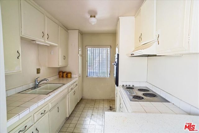 6082 Cashio Street, Los Angeles, CA 90035