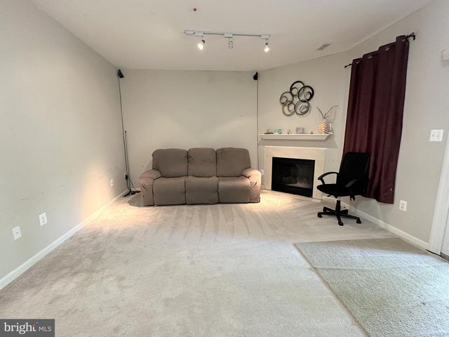 2386 WOODLAND POND LN, Herndon, VA 20171