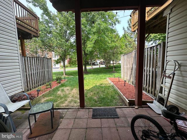 2386 WOODLAND POND LN, Herndon, VA 20171