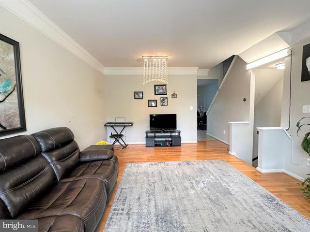 2386 WOODLAND POND LN, Herndon, VA 20171