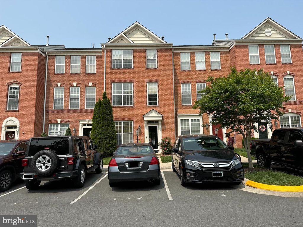 2386 WOODLAND POND LN, Herndon, VA 20171