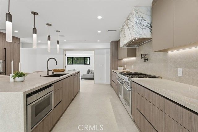 2638 Zorada Drive, Los Angeles, CA 90046