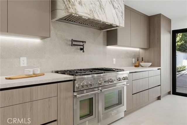 2638 Zorada Drive, Los Angeles, CA 90046