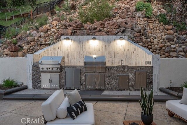 2638 Zorada Drive, Los Angeles, CA 90046