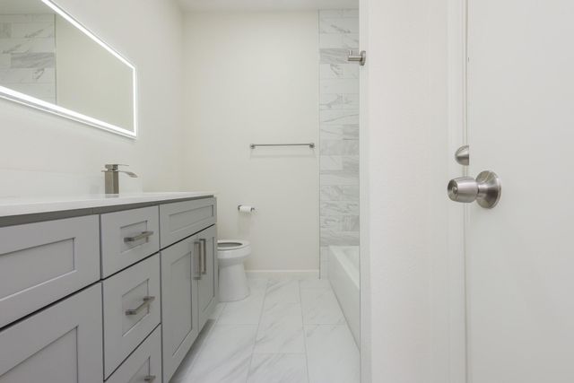 17441 Red Oak Drive 7441, Houston, TX 77090