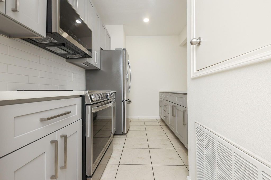 17441 Red Oak Drive 7441, Houston, TX 77090