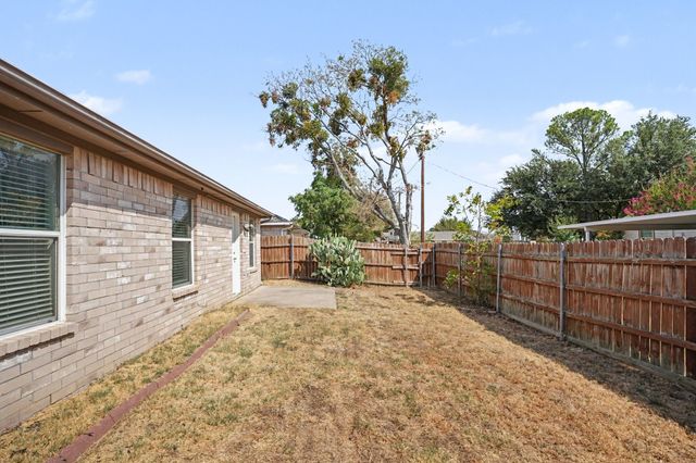 104 Camden Court, Irving, TX 75061
