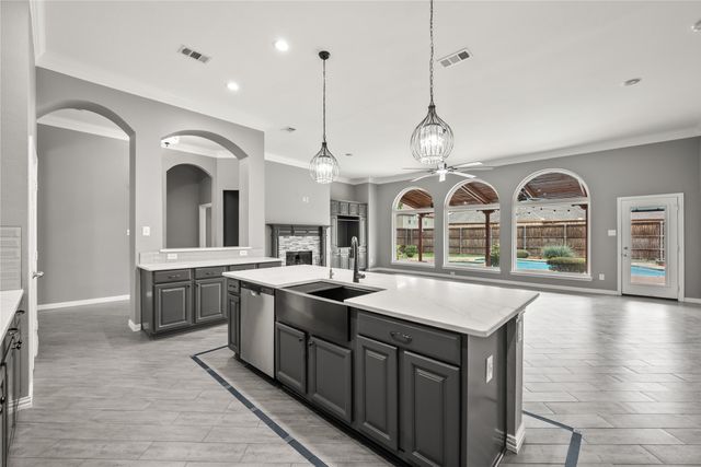 608 Walnut Hollow Drive, Mansfield, TX 76063