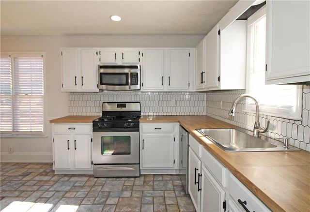 621 Radford Circle, Woodstock, GA 30188