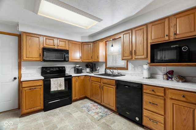 1448 N Lakeview Drive, Frankfort, IN 46041