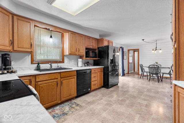 1448 N Lakeview Drive, Frankfort, IN 46041