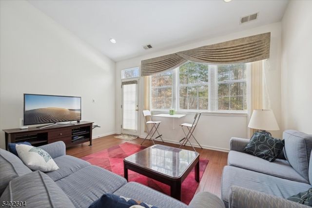 17 Ebersohl Cir, Readington Twp., NJ 08889