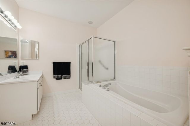 17 Ebersohl Cir, Readington Twp., NJ 08889