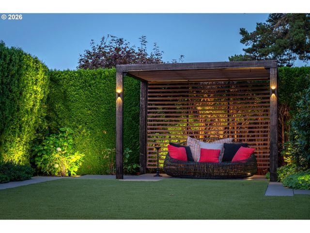 2878 Nw CUMBERLAND Rd, Portland, OR 97210