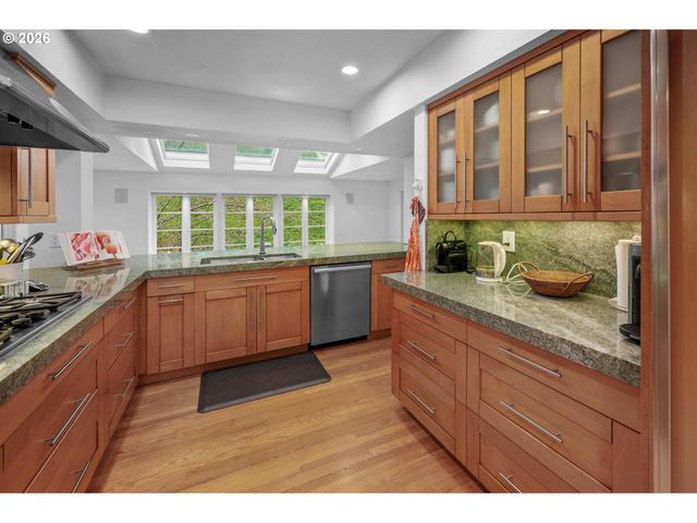 2878 Nw CUMBERLAND Rd, Portland, OR 97210