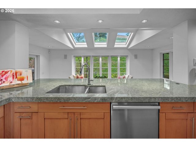 2878 Nw CUMBERLAND Rd, Portland, OR 97210