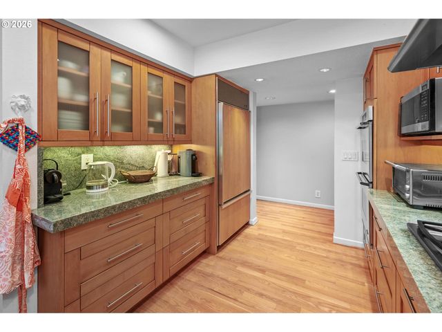 2878 Nw CUMBERLAND Rd, Portland, OR 97210