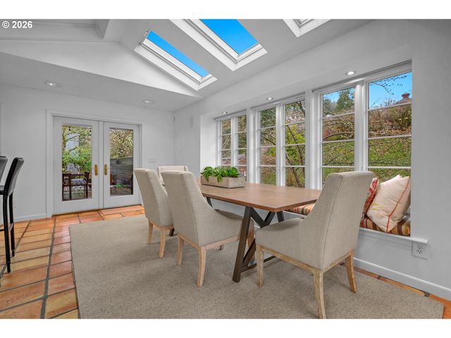 2878 Nw CUMBERLAND Rd, Portland, OR 97210